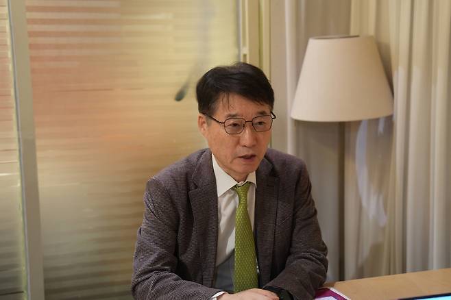 이근 한국경제학회 회장이 29일 서울 중구의 한 컨퍼런스하우스에서 헤럴드경제와 인터뷰를 하고 있다. [북이십일 제공]