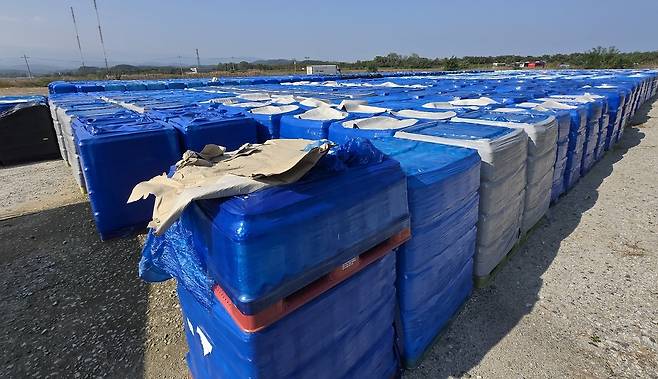 강릉 한 야외 주차장에 기부받은 생수 더미가 쌓여있다. [연합]