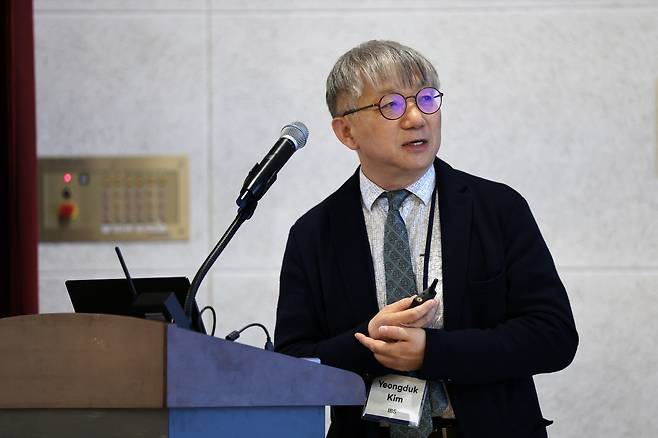 김영덕 지하실험 연구단장이 ‘IBS-INFN 중성미자 암흑물질 센터’의 비전에 대해 발표하고 있다.[IBS 제공]