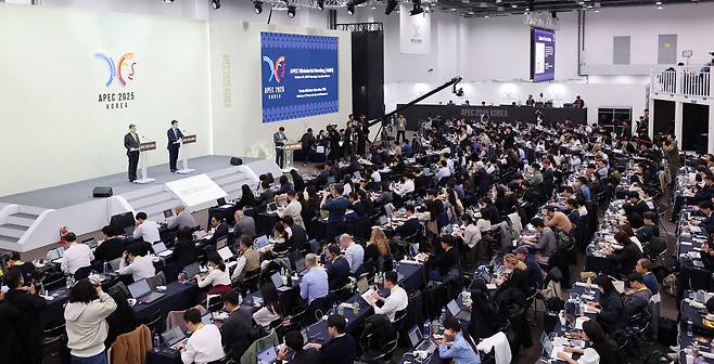 조현(왼쪽) 외교부 장관과 여한구 산업통상자원부 통상교섭본부장이 30일 경북 경주시 2025 아시아태평양경제협력체(APEC) 정상회의 국제미디어센터(IMC)에서 APEC 합동각료회의(AMM) 기자회견을 하고 있다. 경주=임세준 기자