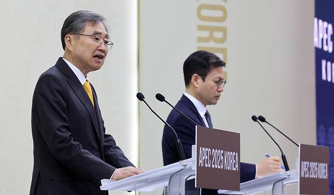 조현(왼쪽) 외교부 장관과 여한구 산업통상자원부 통상교섭본부장이 30일 경북 경주시 2025 아시아태평양경제협력체(APEC) 정상회의 국제미디어센터(IMC)에서 APEC 합동각료회의(AMM) 기자회견을 하고 있다. 경주=임세준 기자