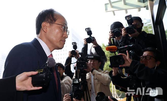 [서울=뉴시스] 김선웅 기자 = 추경호 국민의힘 의원이 30일 서울 서초구 서울고등검찰청에 위치한 조은석 내란특검에서 진행되는 1차 피의자 소환조사에 출석하고 있다. 2025.10.30. mangusta@newsis.com