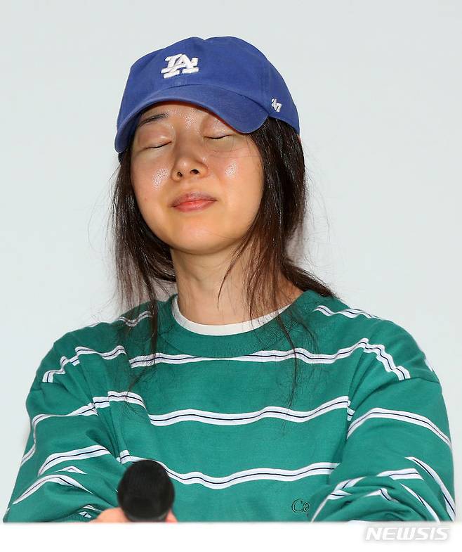 [서울=뉴시스] 김혜진 기자 = 민희진 어도어 대표가 25일 오후 서울 강남구 한국컨퍼런스센터에서 열린 긴급 기자회견에 참석해 있다. 하이브는 22일 민희진 대표 등이 경영권 탈취 시도를 했다며 전격 감사에 착수한 것으로 알려졌다. 민 대표는 하이브의 또 다른 산하 레이블인 빌리프랩의 걸그룹 아일릿이 뉴진스를 카피했다는 공식입장으로 맞받아쳤다. 2024.04.25. jini@newsis.com