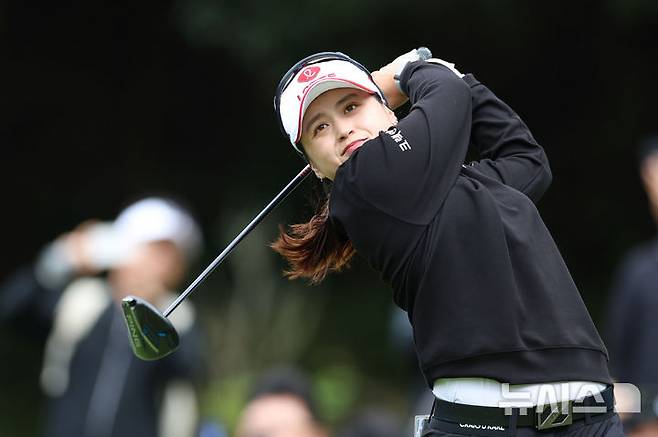 [해남=뉴시스] 권창회 기자 = 18일 오전 전남 해남 파인비치 골프링크스에서 열린 BMW 레이디스 챔피언십 2025 3라운드에서 최혜진이 2번 홀 티샷을 치고 있다. 2025.10.18. kch0523@newsis.com