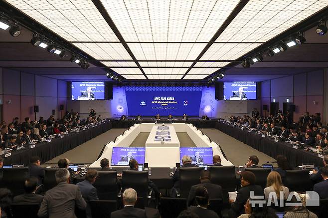 [경주=뉴시스] 청사사진기자단 = 조현 외교부 장관이 30일 오전 경북 경주시 소노캄 경주 그랜드볼룸에서 열린 2025 아시아태평양경제협력체(APEC) 외교통상합동각료회의 개회식에서 개회사를 하고 있다. 2025.10.30. photo@newsis.com