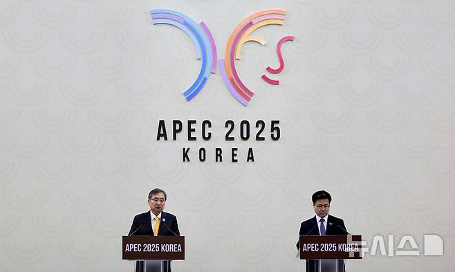 [경주=뉴시스] 이무열 기자 = 조현 외교부 장관이 30일 경주 국제미디어센터에서 APEC 합동각료회의(AMM) 기자회견에서 발언하고 있다. 2025.10.30. lmy@newsis.com