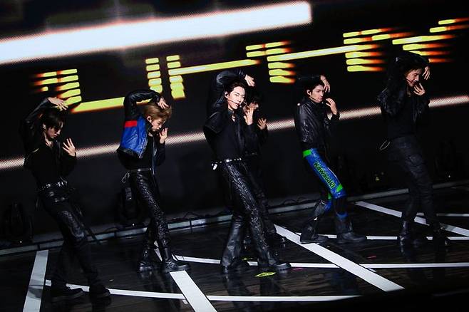 [서울=뉴시스] 그룹 '82메이저가 30일 오후 서울 강남구 일지아트홀에서 열린 네 번째 미니 앨범 '트로피'(Trophy) 발매 기념 미디어 쇼케이스에 참석해 타이틀곡 '트로피' 무대를 선보이고 있다. (사진=그레이트엠엔터테인먼트 제공) 2025.10.30. photo@newsis.com *재판매 및 DB 금지