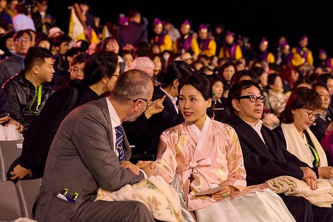 [경주=뉴시스] 고범준 기자 = 김혜경 여사가 지난 29일 경북 경주 월정교 특설무대에서 열린 'APEC 정상회의 한복패션쇼'에서 참석자들과 대화를 하고 있다. (사진=대통령실 제공) 2025.10.29. photo@newsis.com *재판매 및 DB 금지
