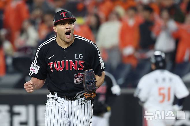 [대전=뉴시스] 조성우 기자 = 30일 대전 중구 한화생명볼파크에서 열린 2025 KBO 한국시리즈 4차전 LG 트윈스와 한화 이글스의 경기, LG 선발투수 치리노스가 한화 5회말 공격 2사 주자 2루서 문현빈을 내야 땅볼 아웃 시킨 뒤 환호하고 있다. 2025.10.30. xconfind@newsis.com