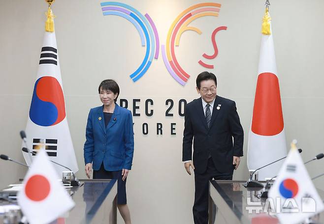 [경주=뉴시스] 고범준 기자 = 이재명 대통령과 다카이치 사나에 일본 총리가 30일 경북 경주 APEC 정상회의장에서 한일 정상회담 기념촬영을 마친 뒤 자리로 향하고 있다. 2025.10.30. bjko@newsis.com