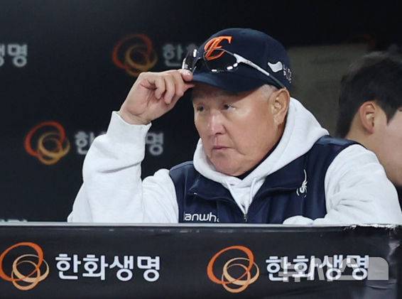 [대전=뉴시스] 조성우 기자 = 30일 대전 중구 한화생명볼파크에서 열린 2025 KBO 한국시리즈 4차전 LG 트윈스와 한화 이글스의 경기, 한화 김경문 감독이 7회초 LG 공격을 지켜보고 있다. 2025.10.30. xconfind@newsis.com