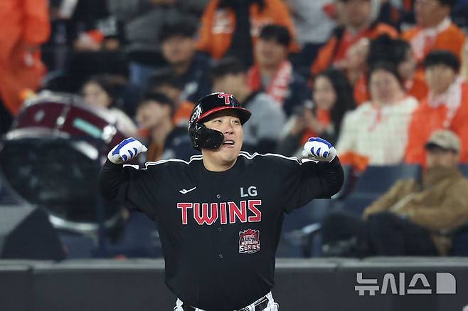 [대전=뉴시스] 조성우 기자 = 30일 대전 중구 한화생명볼파크에서 열린 2025 KBO 한국시리즈 4차전 LG 트윈스와 한화 이글스의 경기, LG 9회초 공격 2사 주자 2, 3루서 김현수가 2타점 역전 적시타를 때린 뒤 기뻐하고 있다. 2025.10.30. xconfind@newsis.com