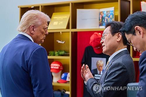 트럼프 굿즈 전시품 관람하는 한미 정상 (경주=연합뉴스) 이재명 대통령과 도널드 트럼프 미국 대통령이 29일 경북 경주박물관에서 정상회담에 앞서 트럼프 굿즈 전시품을 관람하고 있다. 2025.10.29 [대통령실 제공. 재판매 및 DB 금지] xyz@yna.co.kr