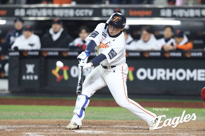 한화 문현빈이 29일 KS 3차전에서 LG 유영찬의 포크볼을 간신히 맞춰내고 있다. 한화 이글스