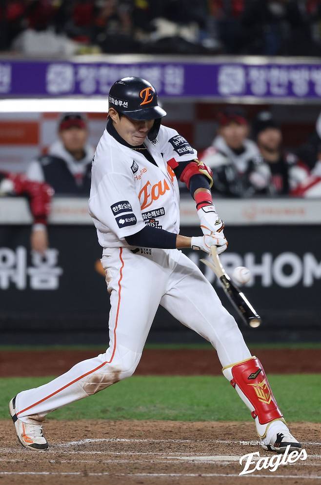 심우준이 유영찬의 몸쪽 직구를 받아치는 순간 방망이가 부러지는 모습. 한화 이글스