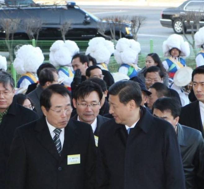 시진핑 중국 국가주석이 지난 2009년 12월 경주를 방문해 백상승 당시 경주시장과 대화를 하고 있다. 독자 제공