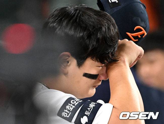[OSEN=대전, 이대선 기자] 프로야구 한화 이글스가 극적인 역전승으로 반격에 성공했다. 한화는 29일 대전 한화생명볼파크에서 열린 2025 신한 SOL뱅크 KBO 한국시리즈 3차전 LG 트윈스와의 경기에서 7-3 역전승을 거뒀다. 1차전과 2차전을 모두 내준 한화는 이날 승리로 시리즈 전적 1승 2패 추격을 시작했다. 경기 종료 후 한화 김서현이 눈물을 흘리고 있다. 2025.10.29 /sunday@osen.co.kr