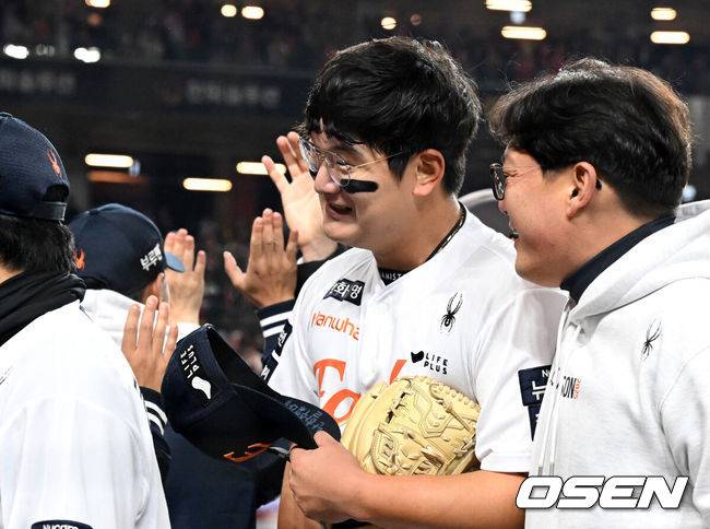 [OSEN=대전, 이대선 기자] 프로야구 한화 이글스가 극적인 역전승으로 반격에 성공했다. 한화는 29일 대전 한화생명볼파크에서 열린 2025 신한 SOL뱅크 KBO 한국시리즈 3차전 LG 트윈스와의 경기에서 7-3 역전승을 거뒀다. 1차전과 2차전을 모두 내준 한화는 이날 승리로 시리즈 전적 1승 2패 추격을 시작했다. 경기 종료 후 한화 김서현이 동료들과 승리의 기쁨을 나누고 있다. 2025.10.29 /sunday@osen.co.kr