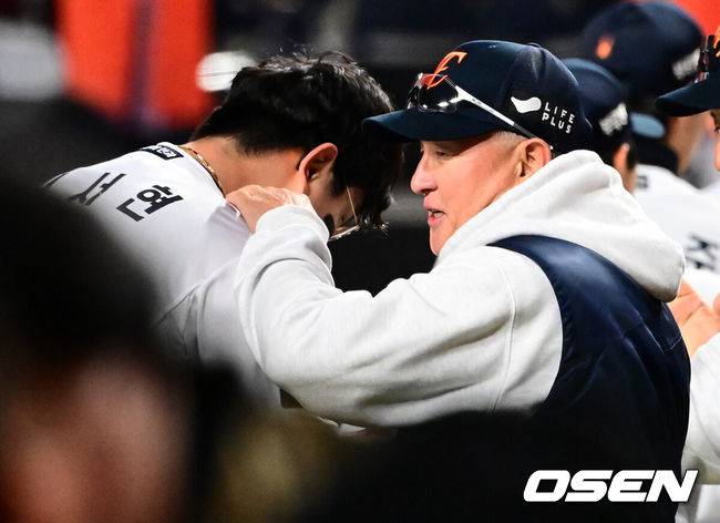 [OSEN=대전, 지형준 기자] 프로야구 한화 이글스가 극적인 역전승으로 반격에 성공했다. 한화는 29일 대전 한화생명볼파크에서 열린 2025 신한 SOL뱅크 KBO 한국시리즈 3차전 LG 트윈스와의 경기에서 7-3 역전승을 거뒀다. 1차전과 2차전을 모두 내준 한화는 이날 승리로 시리즈 전적 1승 2패 추격을 시작했다. 경기를 마치고 한화 김경문 감독이 김서현과 승리를 기뻐하고 있다. 2025.10.29 /jpnews@osen.co.kr