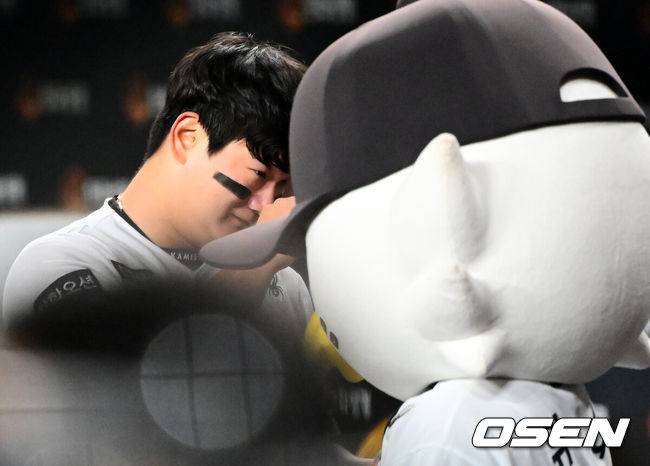 [OSEN=대전, 지형준 기자] 프로야구 한화 이글스가 극적인 역전승으로 반격에 성공했다. 한화는 29일 대전 한화생명볼파크에서 열린 2025 신한 SOL뱅크 KBO 한국시리즈 3차전 LG 트윈스와의 경기에서 7-3 역전승을 거뒀다. 1차전과 2차전을 모두 내준 한화는 이날 승리로 시리즈 전적 1승 2패 추격을 시작했다. 경기를 마치고 한화 김서현이 눈물을 흘리고 있다. 2025.10.29 /jpnews@osen.co.kr