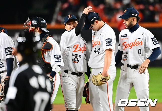 [OSEN=대전, 지형준 기자] 프로야구 한화 이글스가 극적인 역전승으로 반격에 성공했다. 한화는 29일 대전 한화생명볼파크에서 열린 2025 신한 SOL뱅크 KBO 한국시리즈 3차전 LG 트윈스와의 경기에서 7-3 역전승을 거뒀다. 1차전과 2차전을 모두 내준 한화는 이날 승리로 시리즈 전적 1승 2패 추격을 시작했다. 경기를 마치고 한화 김태연이 김서현을 격려하고 있다. 2025.10.29 /jpnews@osen.co.kr