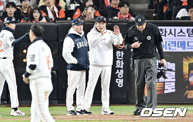 [OSEN=대전, 박준형 기자] 29일 대전시 중구 부사동 대전한화생명볼파크에서 2025 신한 SOL Bank KBO리그 포스트시즌 한국시리즈 3차전 한화 이글스와 LG 트윈스의 경기가 진행됐다.이날 경기에 한화는 폰세를, LG는 손주영을 선발투수로 내세웠다. 2회말 1사 1,2루 한화 김경문 감독이 이도윤의 내야뜬공때 오지환의 수비를 박기택 구심에게 항의하고 있다. 2025.10.29 / soul1014@osen.co.kr