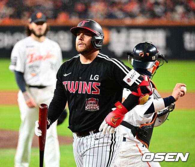 [OSEN=대전, 지형준 기자] 29일 대전시 중구 부사동 대전한화생명볼파크에서 2025 신한 SOL Bank KBO리그 포스트시즌 한국시리즈 3차전 한화 이글스와 LG 트윈스의 경기가 진행됐다.이날 경기에 한화는 폰세를, LG는 손주영을 선발투수로 내세웠다. 6회초 1사 2루에서 LG 오스틴이 스트라이크 낫아웃 삼진으로 물러나고 있다. 2025.10.29 /jpnews@osen.co.kr