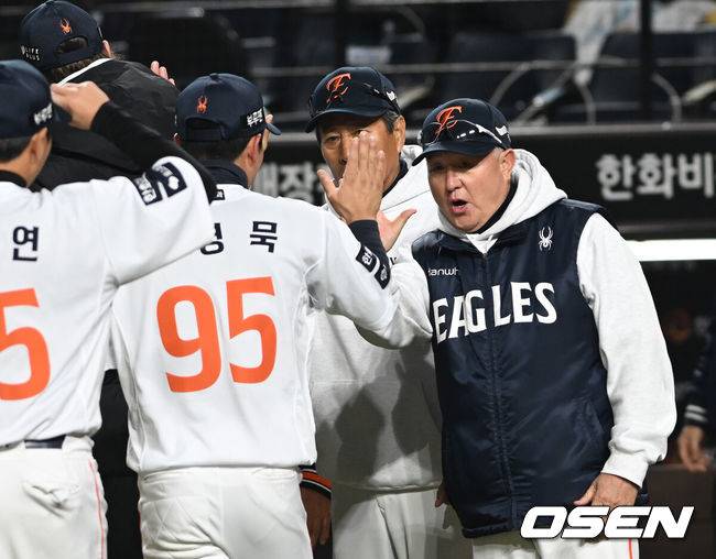 [OSEN=대전, 손용호 기자] 프로야구 한화 이글스가 극적인 역전승으로 반격에 성공했다. 한화는 29일 대전 한화생명볼파크에서 열린 2025 신한 SOL뱅크 KBO 한국시리즈 3차전 LG 트윈스와의 경기에서 7-3 역전승을 거뒀다. 1차전과 2차전을 모두 내준 한화는 이날 승리로 시리즈 전적 1승 2패 추격을 시작했다. 김경문 감독이 선수들을 격려하고 있다.  2025.10.29 /spjj@osen.co.kr