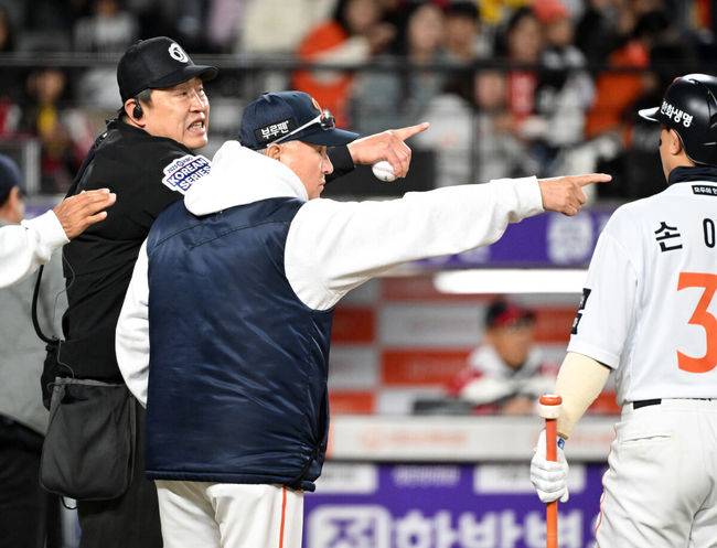 [OSEN=대전, 이대선 기자] 김경문 감독이 2회 더블 아웃 장면에 대해 구심에게 항의하고 있다. 2025.10.29 /sunday@osen.co.kr