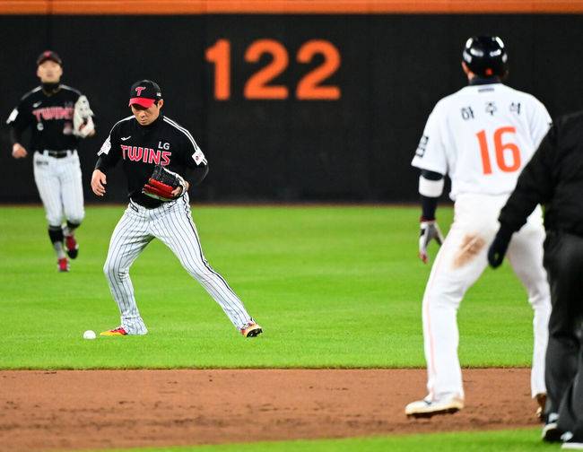 [OSEN=대전, 이대선 기자] 타구가 오지환 앞에 떨어졌다. 여기서부터 병살 플레이가 시작된다. 2025.10.29 /sunday@osen.co.kr