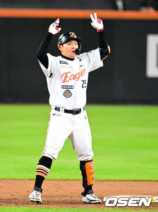 [OSEN=대전, 지형준 기자] 29일 대전시 중구 부사동 대전한화생명볼파크에서 2025 신한 SOL Bank KBO리그 포스트시즌 한국시리즈 3차전 한화 이글스와 LG 트윈스의 경기가 진행됐다.이날 경기에 한화는 폰세를, LG는 손주영을 선발투수로 내세웠다. 8회말 무사에서 한화 김태연이 좌중간 2루타를 날리며 기뻐하고 있다. 2025.10.29 /jpnews@osen.co.kr