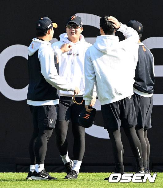 경기에 앞서 김서현과 즐겁게 이야기 나누는 한화 동료들