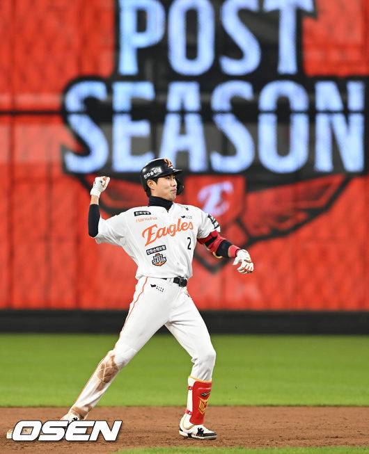 8회말 2사 만루 심우준이 역전 2타점 적시타를 치고 기뻐하고있다.