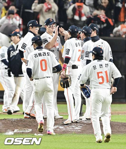 경기종료 후 한화 선수들이 승리의 기쁨을 나누고 있다.