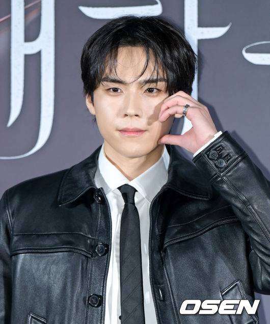 [OSEN=조은정 기자]티빙 오리지널 '친애하는 X' 제작발표회가 30일 서울 용산구 CGV 용산아이파크몰에서 열렸다.'친애하는 X'는 지옥에서 벗어나 가장 높은 곳으로 올라가기 위해 가면을 쓴 여자 백아진(김유정&nbsp;분), 그리고 그녀에게 잔혹하게 짓밟힌 X들의 이야기다. 아름다운 얼굴 뒤에 잔혹한 본색을 숨긴 백아진의 파멸과 그를 지키고자 지옥을 택한 윤준서(김영대&nbsp;분)의 사랑을 그린 파멸 멜로 서스펜스의 탄생을 기대하게 만든다.배우 김도훈이 포즈를 취하고 있다. 2025.10.25 /cej@osen.co.kr