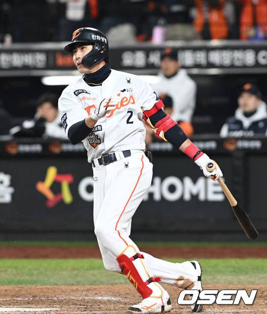 [OSEN=대전, 손용호 기자] 29일 대전 한화생명볼파크에서 2025 신한 SOL Bank KBO리그  한국시리즈 3차전 한화 이글스와 LG 트윈스의 경기가 열렸다.이날 경기에 한화는 폰세를, LG는 손주영을 선발투수로 내세웠다. 8회말 2사 만루 심우준이 역전 2타점 적시타를 치고 있다. 2025.10.29 /spjj@osen.co.kr