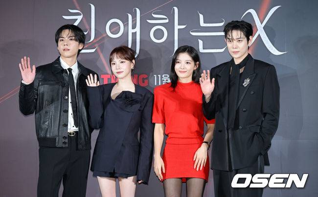 [OSEN=조은정 기자]티빙 오리지널 '친애하는 X' 제작발표회가 30일 서울 용산구 CGV 용산아이파크몰에서 열렸다.'친애하는 X'는 지옥에서 벗어나 가장 높은 곳으로 올라가기 위해 가면을 쓴 여자 백아진(김유정&nbsp;분), 그리고 그녀에게 잔혹하게 짓밟힌 X들의 이야기다. 아름다운 얼굴 뒤에 잔혹한 본색을 숨긴 백아진의 파멸과 그를 지키고자 지옥을 택한 윤준서(김영대&nbsp;분)의 사랑을 그린 파멸 멜로 서스펜스의 탄생을 기대하게 만든다.배우 김도훈, 이열음, 김유정, 김영대가 포즈를 취하고 있다. 2025.10.25 /cej@osen.co.kr