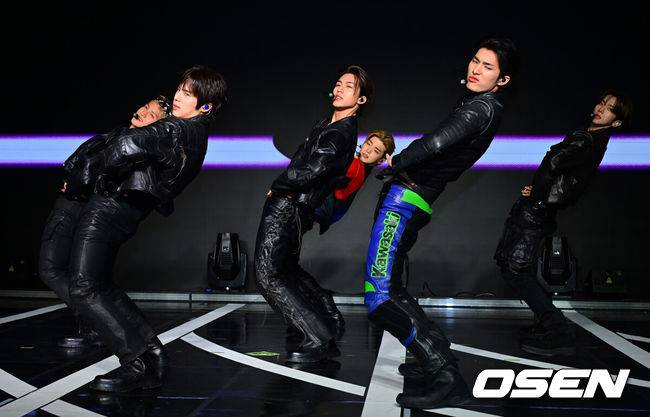 [OSEN=민경훈 기자] 그룹 82메이저(82MAJOR, 남성모·박석준·윤예찬·조성일·황성빈·김도균)이 30일 오후 서울 청담동 일지아트홀에서 미니 4집 'Trophy'(트로피) 발매 기념 쇼케이스를 가졌다.타이틀곡 '트로피(TROPHY)'는 중독적인 베이스 라인이 중심을 잡는 테크하우스 장르의 곡이다. 트로피를 차곡차곡 쌓아가겠다는 포부를 가사에 담아냈으며, 성장한 멤버들의 실력을 그대로 느낄 수 있다. 특히 자신감을 증명해 내는 서사가 음악 속에서 생생하게 살아있어 '듣고 보는' 재미를 책임진다.82메이저가 화려한 무대를 선보이고 있다. 2025.10.30 / rumi@osen.co.kr