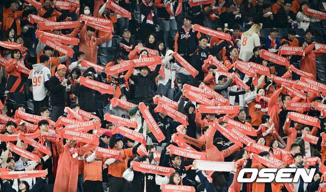 [OSEN=대전, 박준형 기자] 29일 대전시 중구 부사동 대전한화생명볼파크에서 2025 신한 SOL Bank KBO리그 포스트시즌 한국시리즈 3차전 한화 이글스와 LG 트윈스의 경기가 진행됐다.이날 경기에 한화는 폰세를, LG는 손주영을 선발투수로 내세웠다. 경기전 한화 응원단이 열띤 응원을 펼치고 있다.   2025.10.29 / soul1014@osen.co.kr