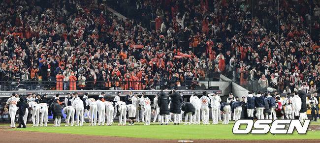 [OSEN=대전, 박준형 기자] 프로야구 한화 이글스가 극적인 역전승으로 반격에 성공했다.&nbsp;한화는 29일 대전 한화생명볼파크에서 열린 2025 신한 SOL뱅크 KBO 한국시리즈 3차전 LG 트윈스와의 경기에서 7-3 역전승을 거뒀다. 1차전과 2차전을 모두 내준 한화는 이날 승리로 시리즈 전적 1승 2패 추격을 시작했다.&nbsp;경기종료 후 한화 선수들이 팬들에게 인사하고 있다.  2025.10.29 / soul1014@osen.co.kr