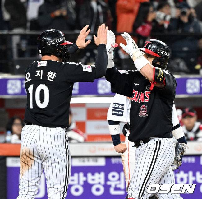 [OSEN=대전, 이대선 기자] 30일 대전 한화생명볼파크에서 2025 신한 SOL Bank KBO리그 포스트시즌 한국시리즈 4차전 한화 이글스와 LG 트윈스의 경기가 열렸다.이날 경기에 한화는 와이스를, LG는 치리노스를 선발투수로 내세웠다. 9회초 무사 1루에서 LG 박동원이 중월 투런 홈런을 치고 홈에서 오지환과 환호하고 있다. 2025.10.30 /sunday@osen.co.kr
