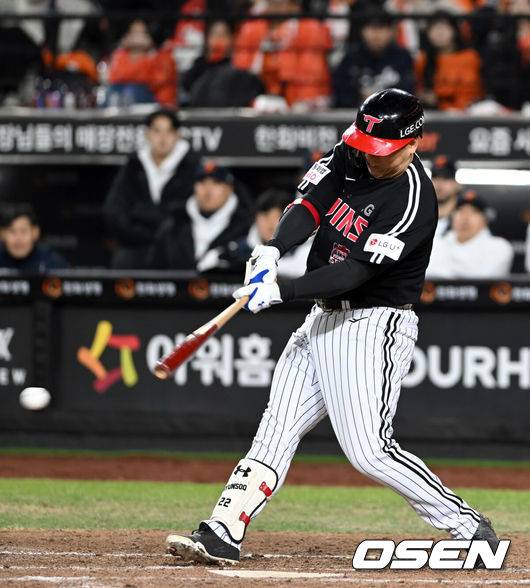 [OSEN=대전, 손용호 기자] 30일 대전 한화생명볼파크에서 2025 신한 SOL Bank KBO리그 포스트시즌 한국시리즈 4차전 한화 이글스와 LG 트윈스의 경기가 열렸다.이날 경기에 한화는 와이스를, LG는 치리노스를 선발투수로 내세웠다. 9회초 2사 2,3루 김현수가 역전 적시타를 치고 있다.  2025.10.30/spjj@osen.co.kr