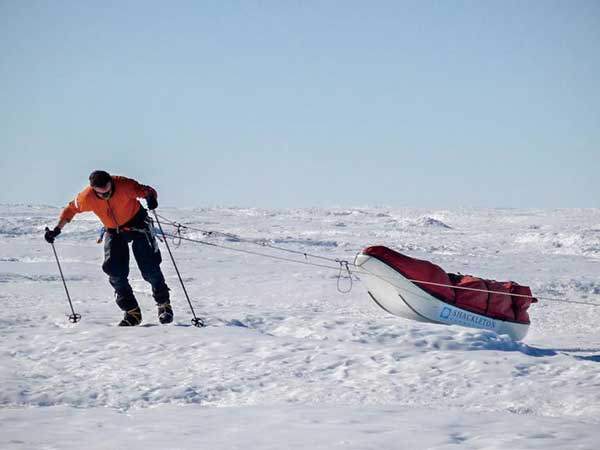 남극대륙에서 한 탐험가가 썰매를 끌며 분투하고 있다. 사진 헨리 워슬리.
