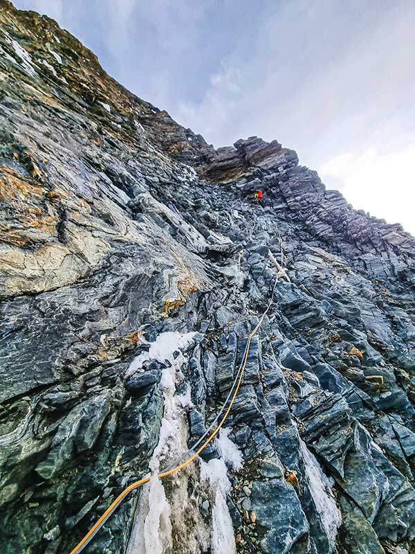 마터호른 북벽을 오르고 있다.