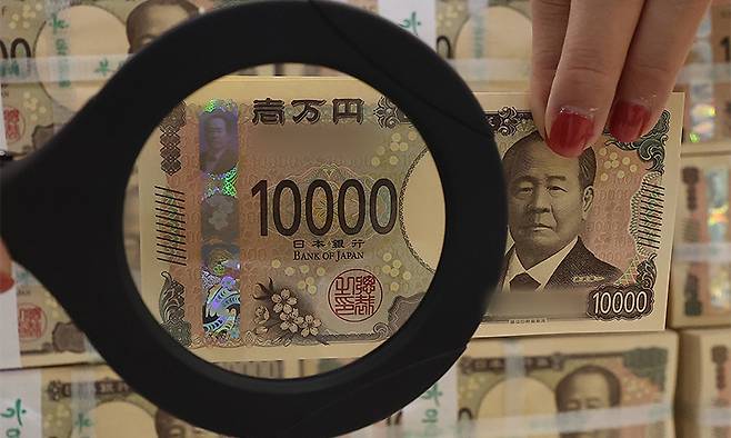 서울 중구 하나은행 위변조대응센터에서 직원이 엔화를 정리하고 있다. 뉴스1