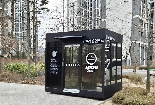 한 아파트 단지에 설치된 ‘친환경 흡연부스’. 실내 흡연으로 인한 주민 간 갈등을 줄이기 위한 대안으로 주목받고 있다. 연합뉴스