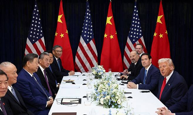 도널드 트럼프 미국 대통령(오른쪽)과 시진핑 중국 국가주석이 30일 부산 김해공군기지 나래마루에서 회담하고 있다. 로이터연합뉴스