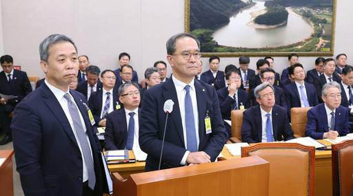 윤병운(왼쪽) NH투자증권 대표이사 사장과 이찬우 NH농협금융지주 회장이 28일 서울 여의도 국회에서 열린 농림축산식품해양수산위원회 국정감사에서 질의를 듣고 있다. 뉴시스