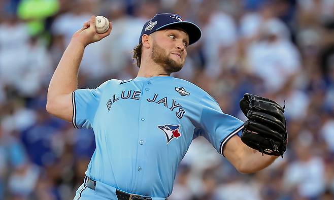 토론토 블루제이스 선발투수 트레이 예새비지가 30일 미국 캘리포니아주 로스앤젤레스(LA) 다저스타디움에서 열린 LA 다저스와 월드시리즈 5차전 7회말 병살타를 유도한 뒤 환호하고 있다. LA=UPI연합뉴스