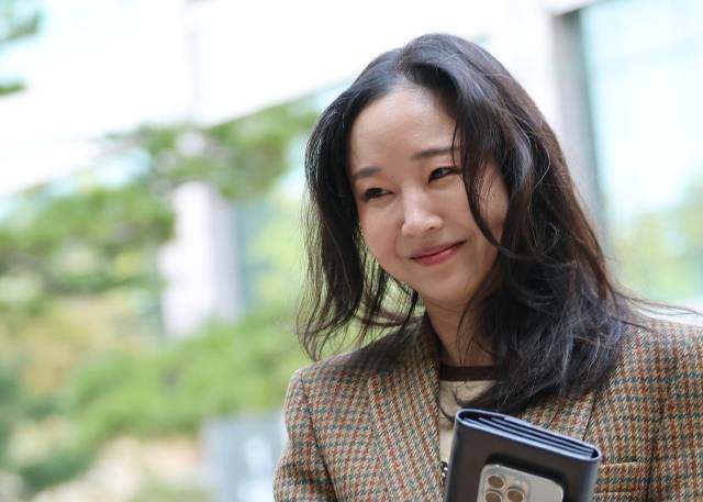 민희진 전 어도어 대표가 지난 9월 11일 오후 서울 서초구 서울중앙지방법원에서 열린 하이브와의 풋옵션 행사 관련 주식매매대금 청구 소송 2차 변론기일에 출석하고 있다. /뉴스1